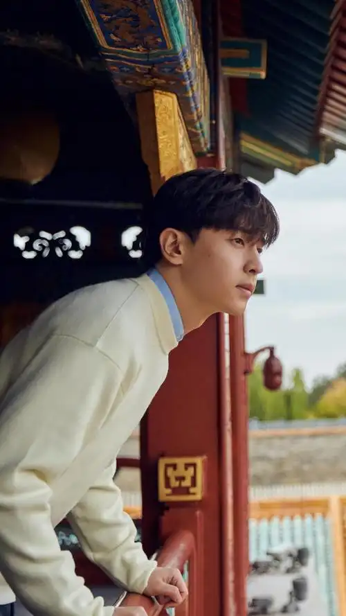 邓伦休闲清新迷人写真