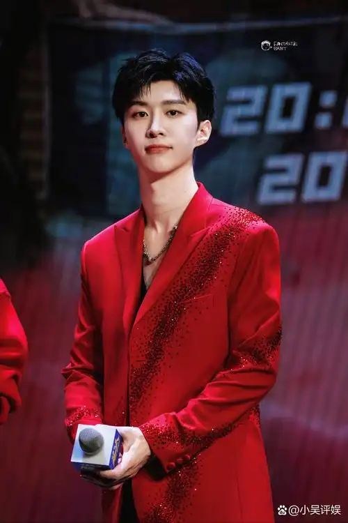 范丞丞红色西装有一种不一样的感觉呢 少了点搞笑气质 多了点男人韵味