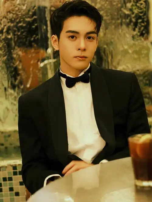 曾舜晞  虽然娱乐圈遍地王子少爷,但是这位气质确实不同.