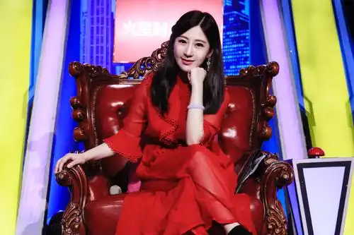 此次杨蓉代表极米无屏电视来到《非你莫属》的舞台,不少人也表示好奇