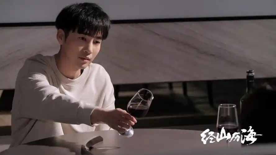 据悉,邹廷威最新作品《好好生活》已顺利于上海杀青,新剧中他饰演的林