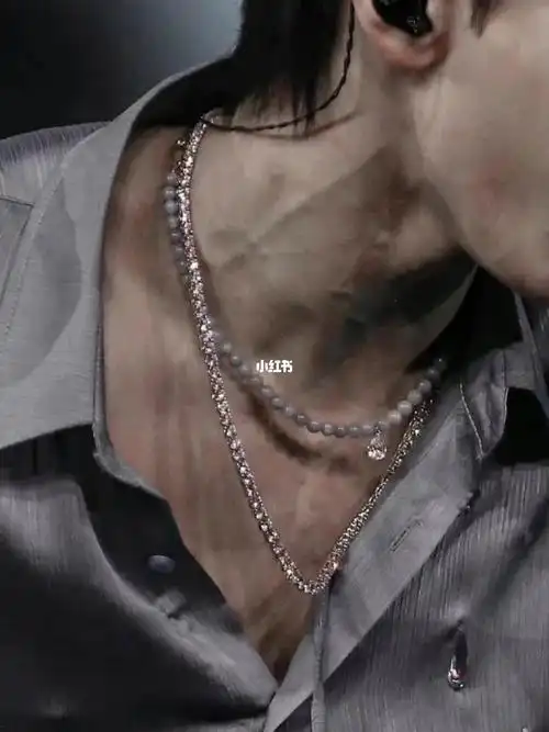 喉结看起好好亲