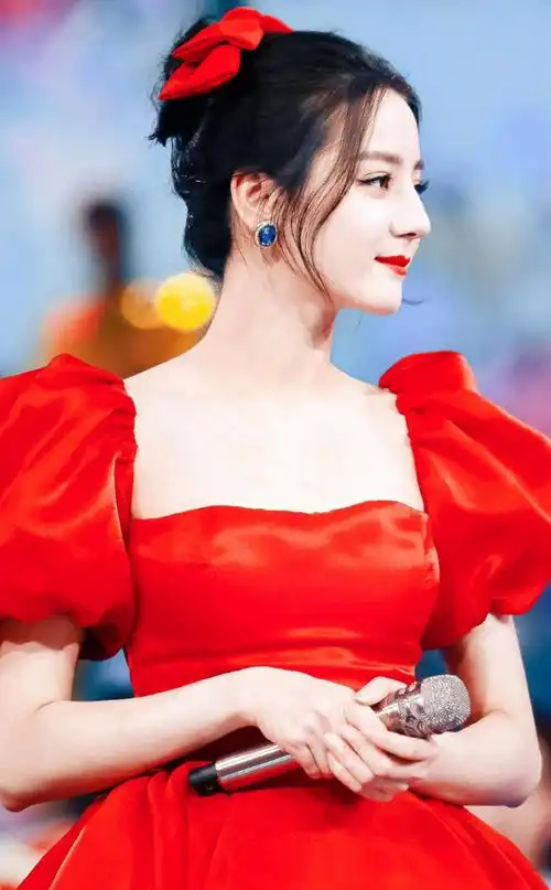 迪丽热巴穿红裙旋转美艳绝伦,乌发红唇气质撩人,让美艳多了温度