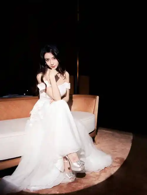 原创angelababy忽视风波高调披白纱裙露仙气直角肩女王驾到