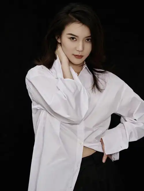 白衬衫知性文艺风中性风拍照温和有力