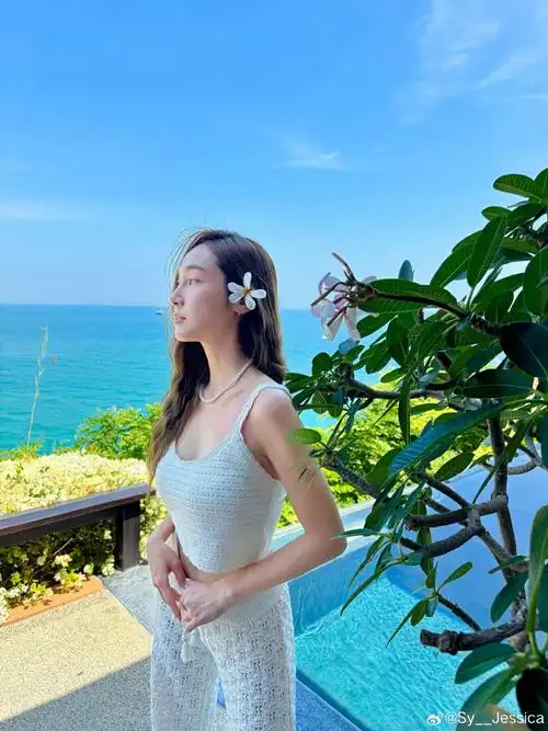 郑秀妍元宵营业照来啦~露腰短上衣,随性优雅  好久不见的卡姐,美女