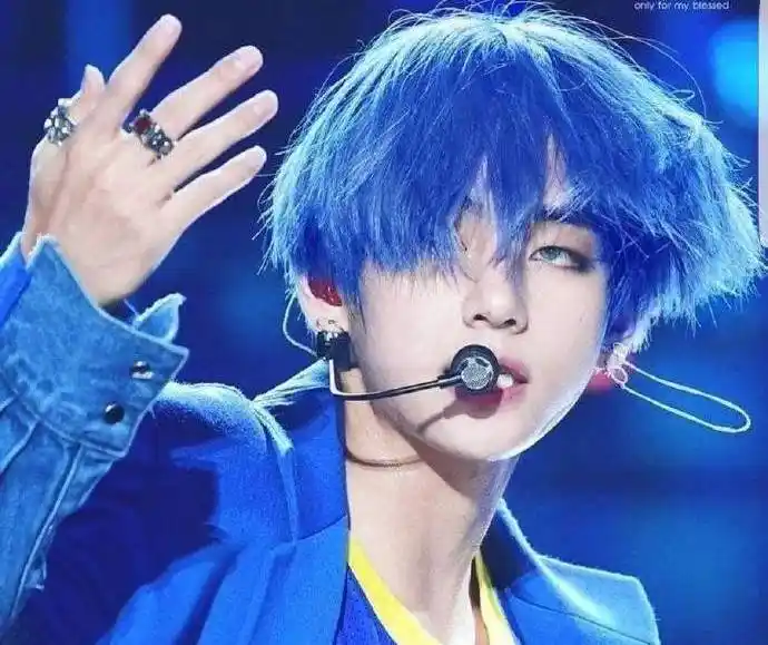 bts金泰亨染蓝发引起热议他不愧是被称为世界首帅的男人