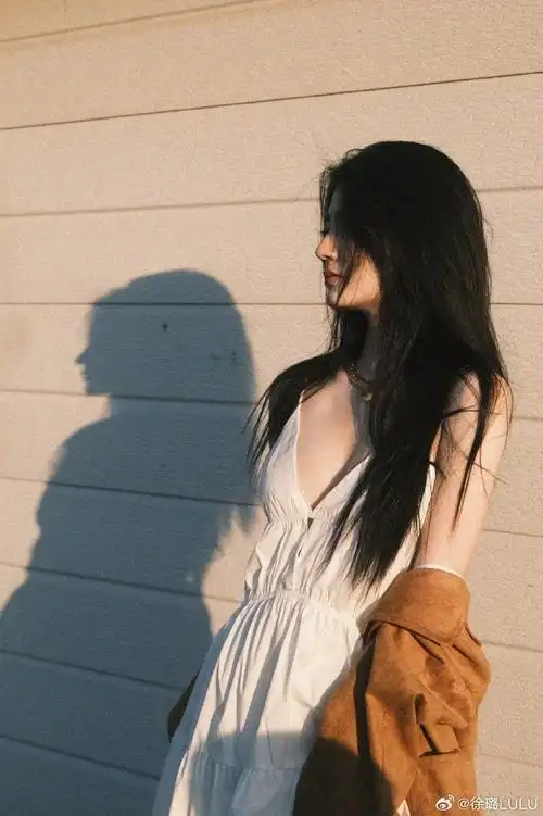 徐璐深v白裙#徐璐深v白裙造型96 海边,白裙,微风吹起长发,氛围敢换