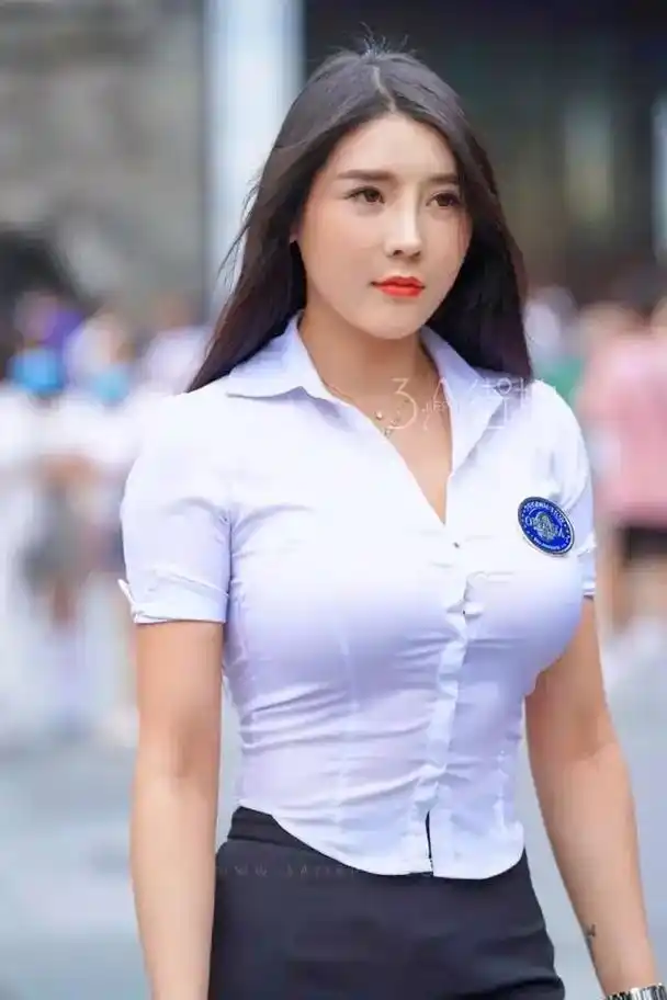 街拍 女神刘太阳#时尚街拍美女 #完美身材 #丰满型 #气 - 抖音