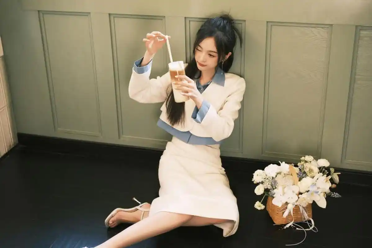 吴宣仪:银色透明一字带高跟凉鞋