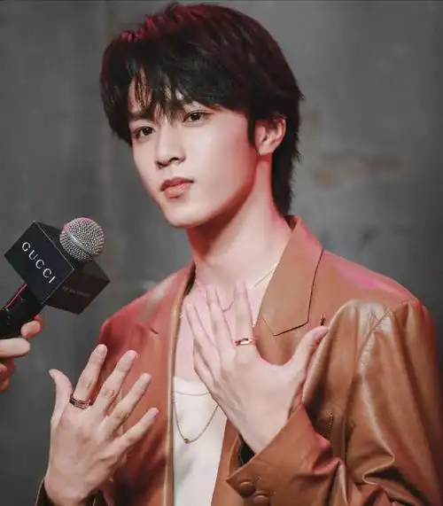 能比肩吴彦祖的存在,15岁被各大高奢宠爱,刘耀文靠皮衣一战封神