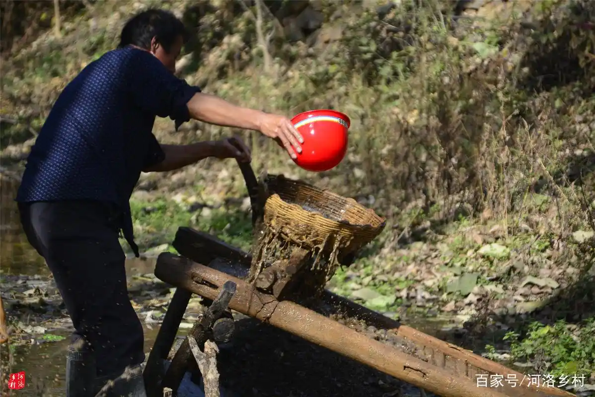 山里农民传统方法淘金,大冷天趟水洗沙子,小河沟淘出天然黄金