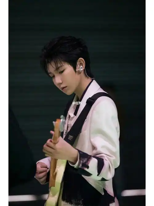 王源太好看了!舞台很稳,绝美!#王源  #江苏卫视跨年  #唯爱王源