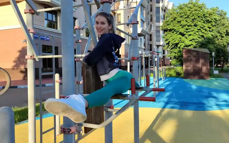 灵活的芭蕾舞演员在运动器械上劈叉