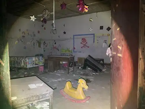 夜探重庆废弃九十年代幼儿园