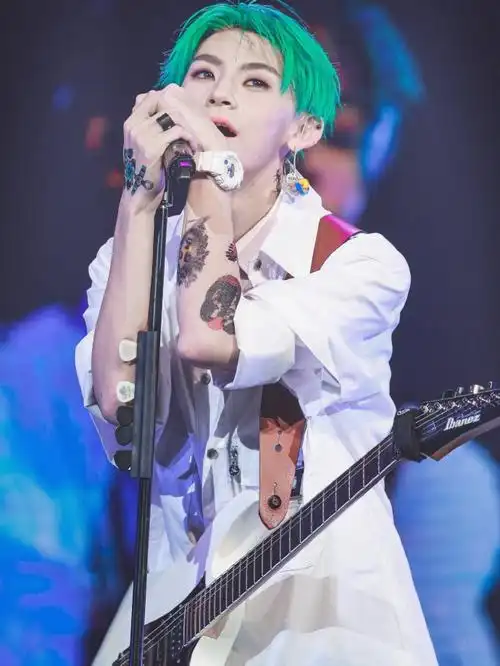 小鬼王琳凯粉黑发色