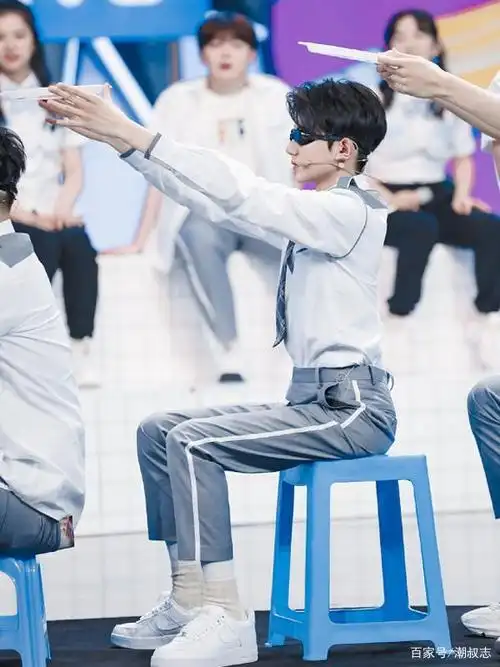 王源边走边提袜子!这腿围是认真的吗?小腿袜也太显瘦了吧