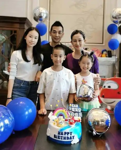 赵文卓为大女庆生,一家五口基因强大,硬汉也有柔情一面_女儿_玫瑰