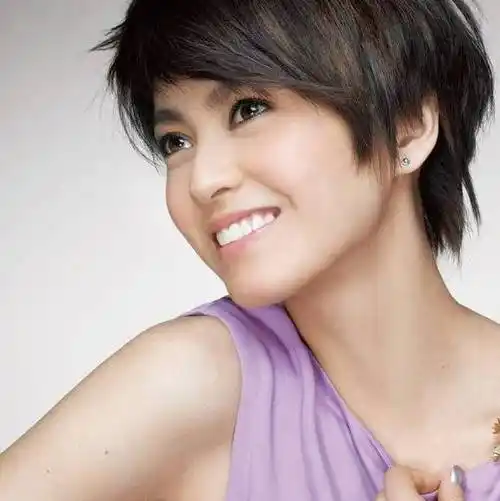 兼职模特拍摄广告,由于梁咏琪长发造型接拍的铁达时手表的平面广告