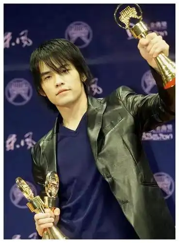 周杰伦晒20年前旧照,网友纷纷被他帅到,原来当年是被颜值吸引