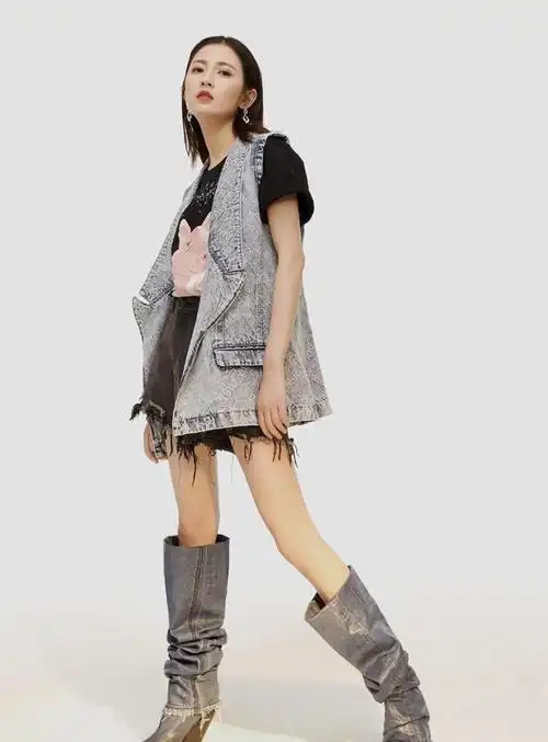 陈钰琪越来越时髦穿衬衫连衣裙配长筒靴街拍凹造型显瘦又显高