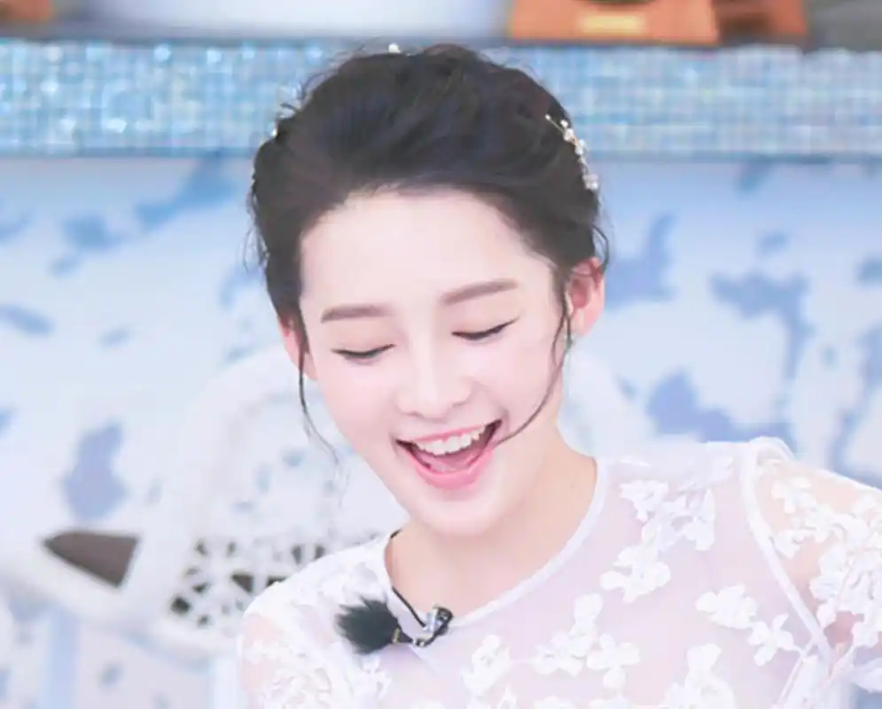 李沁一直都笑得很肆意,她是发自心底地感觉到快乐.