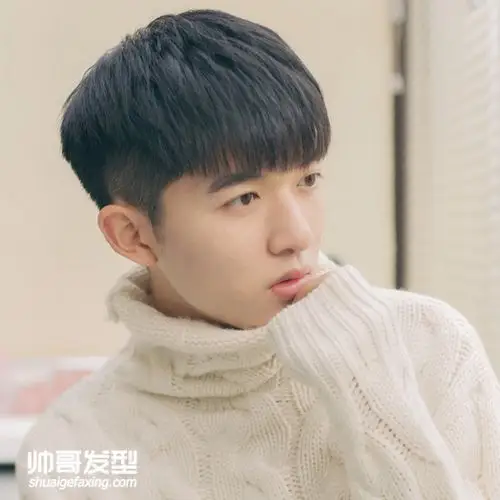 的让人窒息的帅哥学生 留黑色短发的帅哥男生们-帅哥图片-帅哥发型网