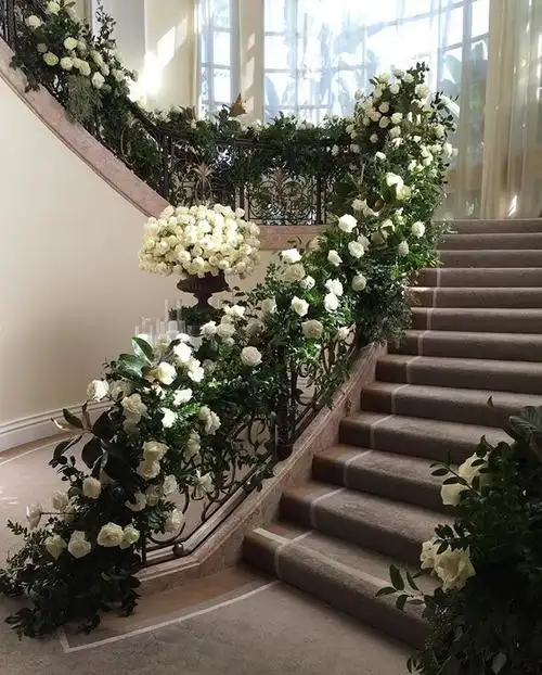 楼梯扶手上的花园,正在盛开,楼梯婚礼花艺.
