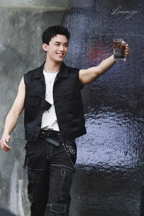 吴磊今日活动路透allblack造型生图状态也太好了吧