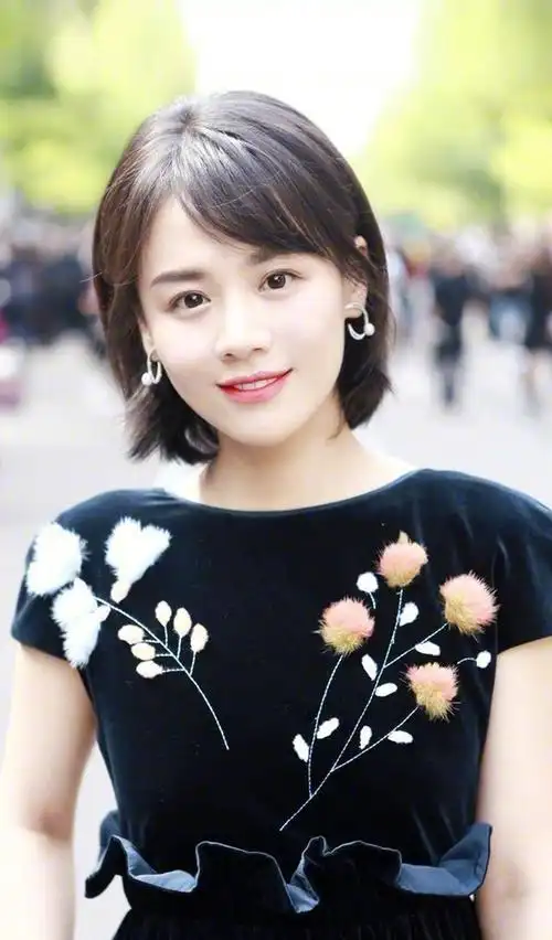 马思纯精美手机壁纸,长相清纯,笑起来很美