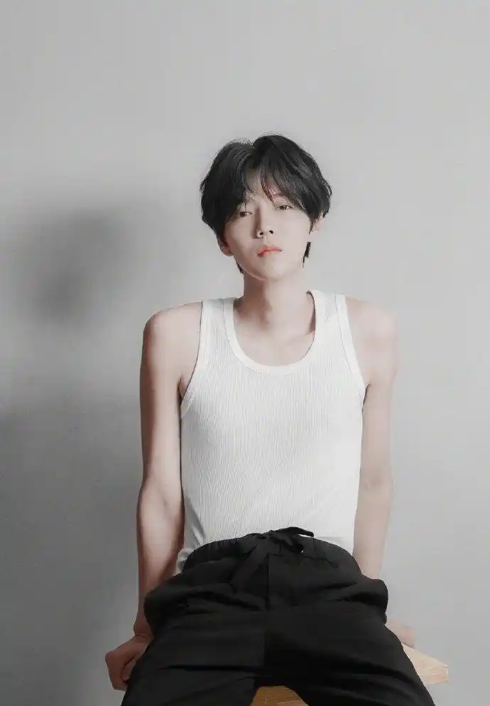 鹿晗可以游泳的锁骨做梦都想靠在上面听你的心跳