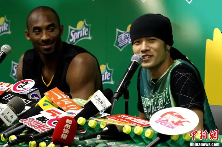 科比携手周杰伦跨界比拼 上演篮球与音乐饕宴