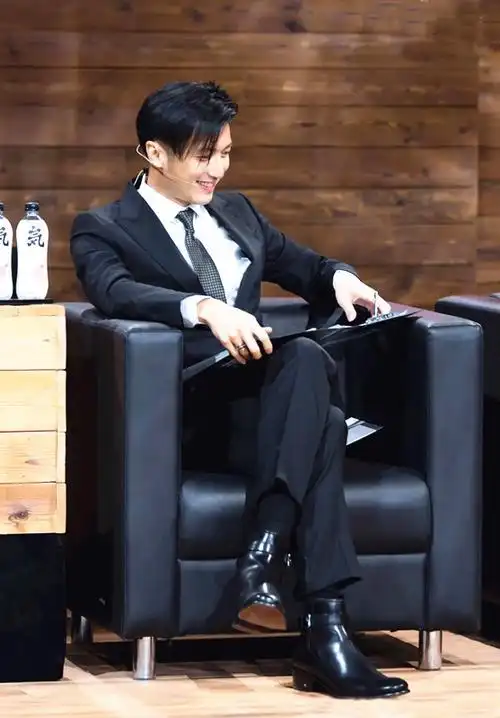 40岁谢霆锋太会穿,一身帅气西装挡不住的潮酷感,王菲眼光真好