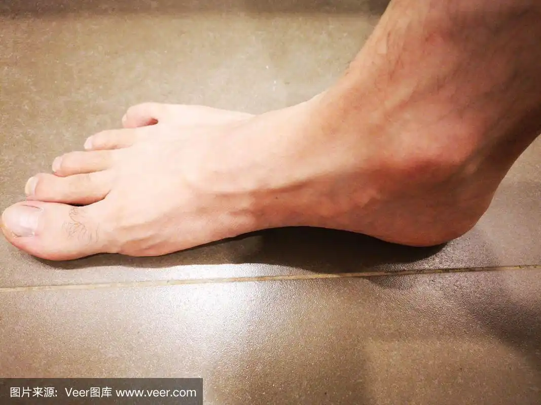 人的脚踩在瓷砖地板上