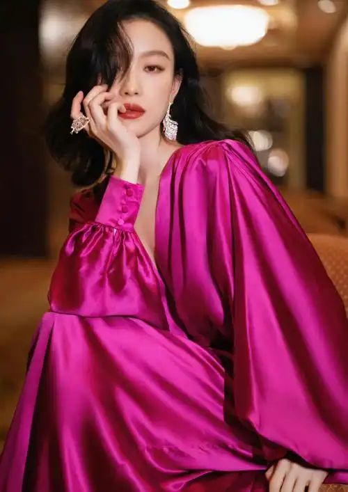 倪妮玫红色深v长裙写真华丽复古美丽大方