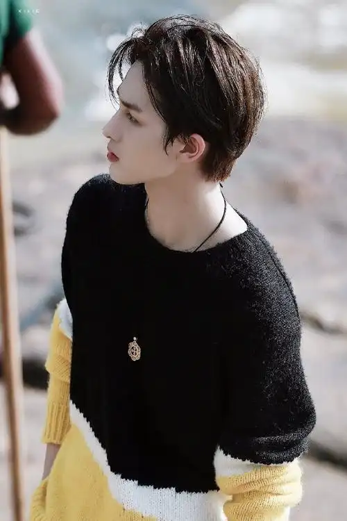 收集一些朱正廷的帅气侧脸棱角分明,线条流畅,女娲造人也太偏心了吧