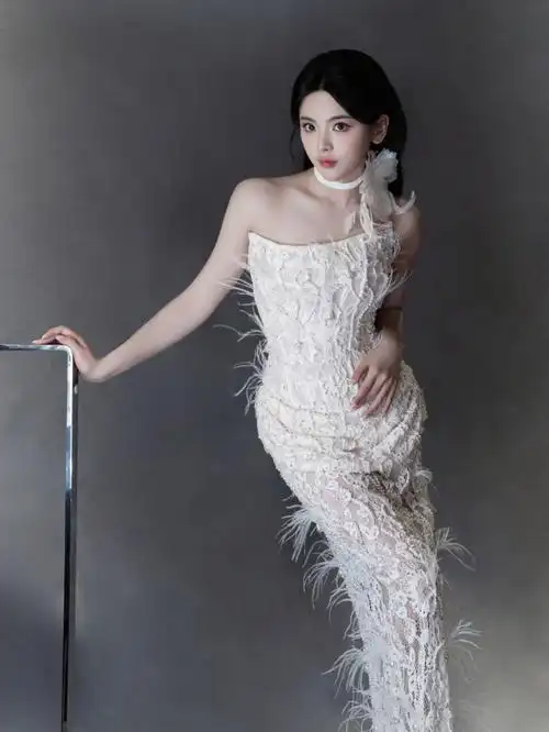 杨超越穿钉珠蕾丝礼服裙身材纤细优雅迷人3