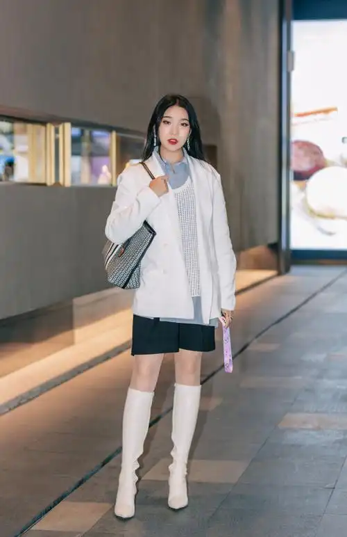 白靴子不显腿粗寒冷的冬天可少不了它上班日常两相宜