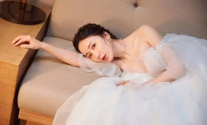 娄艺潇穿抹胸礼裙,气质和芬芳汇成温柔与端庄,她原来这么细腻_运动