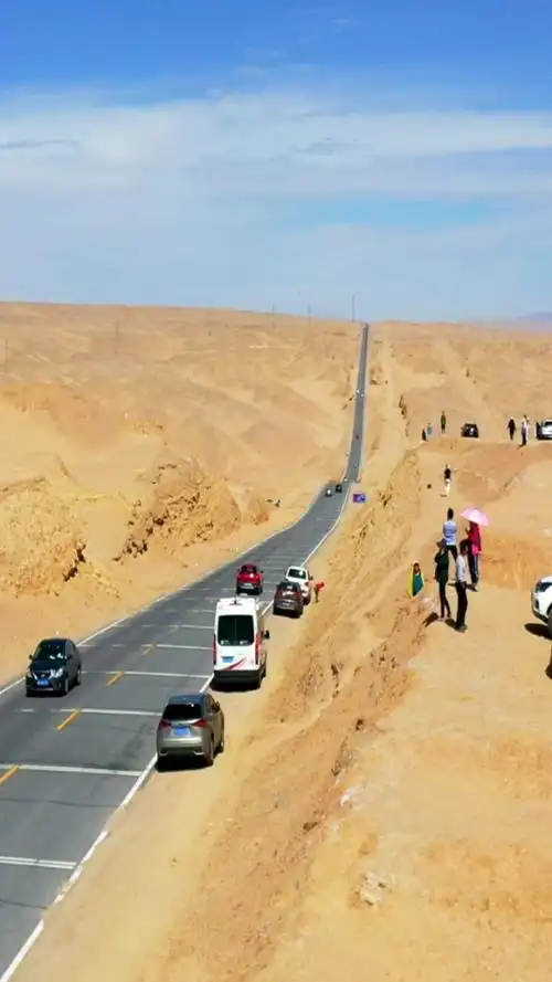 青海最美u型公路,位于柴达木盆地无人区780公里处,被誉为"中国版66号