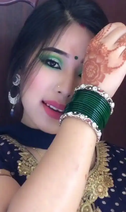 街拍美女#中印混血美女,妈妈是印度美女,但是她随爸爸一样白