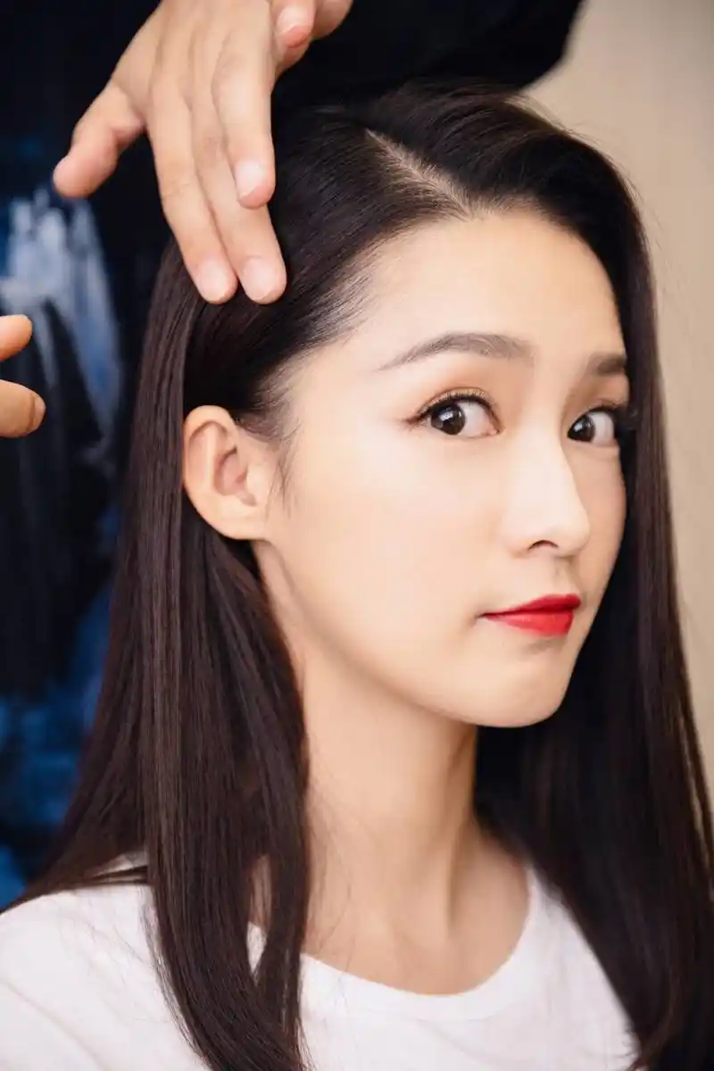 李沁个人简介(事实证明,聪明的李沁,在演艺道路上早已做出选择)