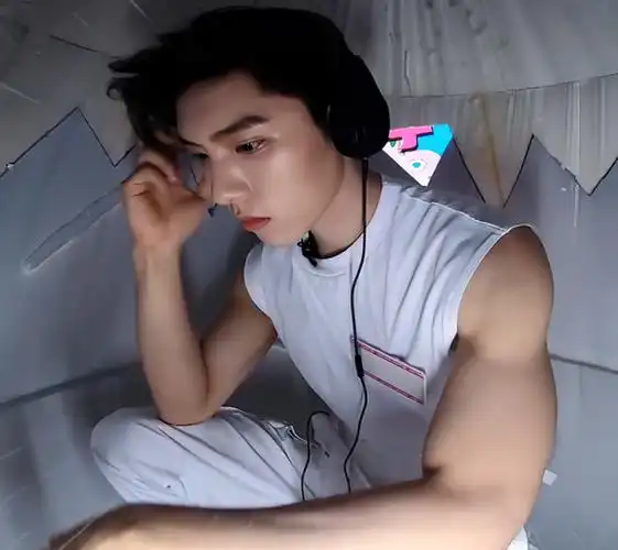 王子异穿背心蹲在蛋壳里,手臂肌肉太显著,这才是爱豆该有的样子