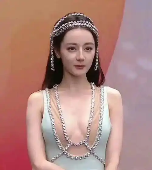 杨紫的粉丝说热巴也没用,时尚的完成度靠脸,这事杨紫得认_赵丽颖_演技