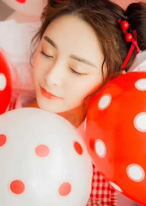 双丸子头的清纯可爱美女写真图片