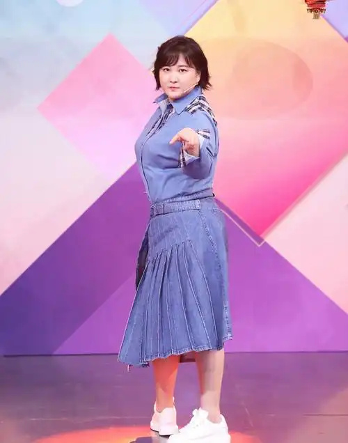 贾玲又胖了!宽松雪纺纱裙都挡不住大象腿,网友:真的该减肥了