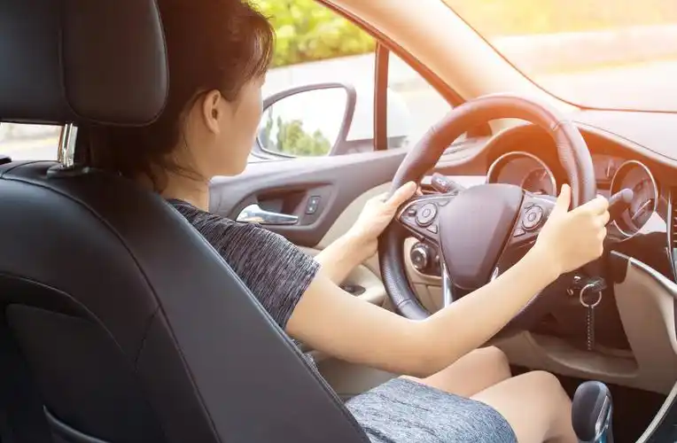 右脚踩油门的频率是最多的,踩刹车的频率相对就少了很多,从一开始开车