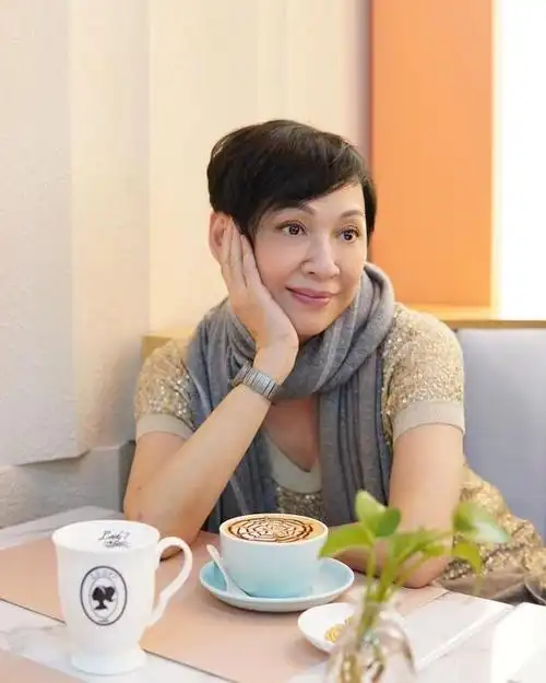 恭喜!61岁周润发前妻余安安大女儿怀孕,保养得宜被赞最美外婆