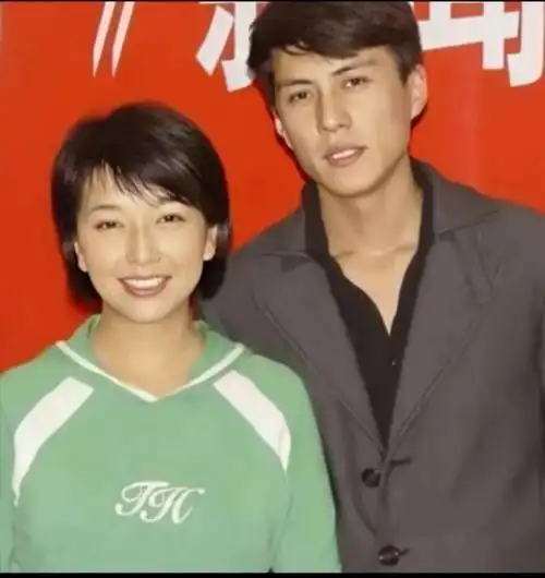 回顾一级演员靳东:出道30年零绯闻,与二婚李佳结婚至今恩爱如初