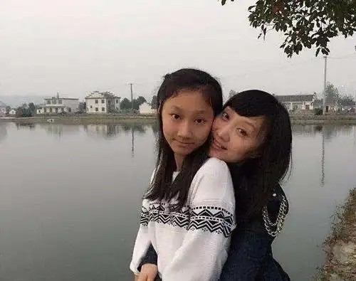 她是云飞前妻,老公星光大道成名后和她离婚,如今独自带女儿生活_手机